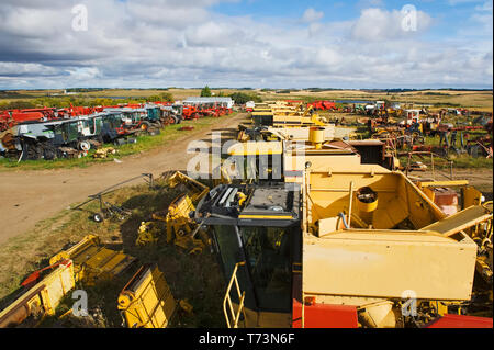 Vieille combine pour parties utilisées près de Cudmore ; Saskatchewan, Canada Banque D'Images