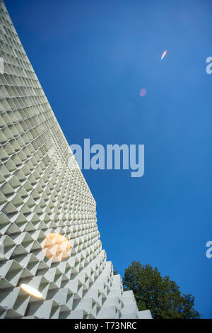 Galerie Serpentine dans les jardins de Kensington dans le soleil d'été Banque D'Images