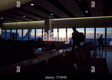 Les avions et les personnes à la porte de l'aéroport de Londres Heathrow Banque D'Images