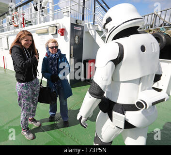 Les passagers Rencontrez un membre de la Légion 501st garnison l'Irlande sur le Lough Foyle Ferry, la position de la mai, la 4e Festival à Malin Head où des scènes de Star Wars Jedi où la dernière tournée. Banque D'Images