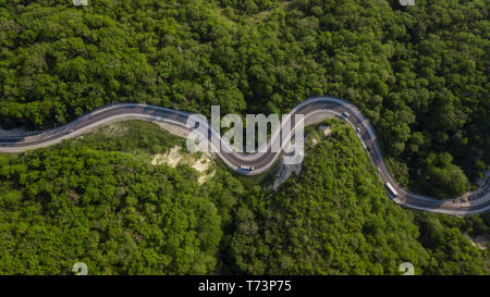 Vue de dessus de l'antenne : des voitures roulant sur route de montagne sinueuse zig zag Banque D'Images