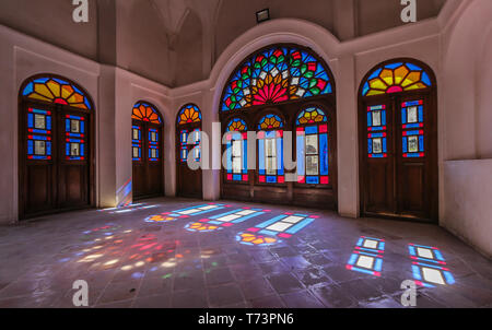 Kashan, Iran, 25 avril 2019 : 5 chambre dans maison Tabatabei porte Banque D'Images