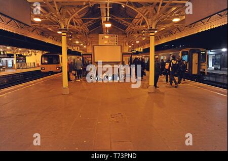 Les passagers qui attendent à la gare centrale de Cardiff dans la nuit Banque D'Images