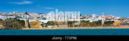 De la mer Albufeira, Algarve, Portugal, avec l'hôtel Rocamar Banque D'Images