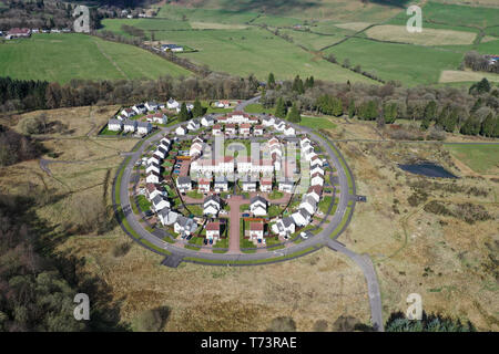 Drone aérien vue de développement du logement de forme ovale UK Banque D'Images