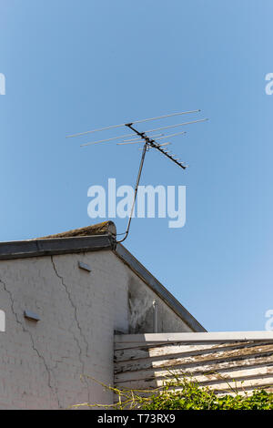 L'antenne TV haute perchée sur la vieille maison de banlieue. Banque D'Images
