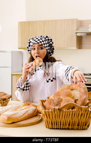 Jeune femme baker working in kitchen Banque D'Images