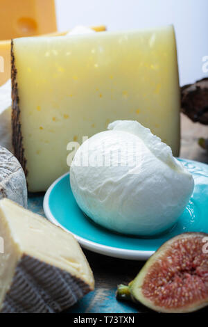 Assortiment de fromages européens célèbres, néerlandais balle rouge Edam et vieux fromages à trous, fromage Manchego Espagnol, Français soft Brie et Camembert, Anglais Banque D'Images