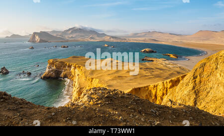 Côte de Paracas au Pérou pendant le coucher du soleil, vue panoramique sur la côte et le désert Banque D'Images