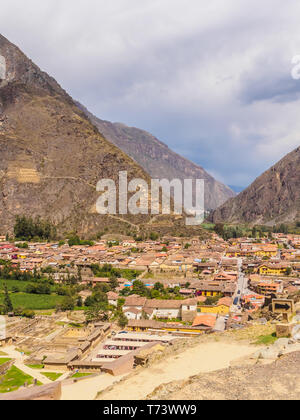 Vue de la ville d'Ollantaytambo à Vallée sacrée des Incas. Près de la ville de Cuzco au Pérou Banque D'Images