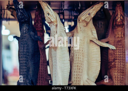 L'ensemble de jeune cuir croco est suspendu à la vente soit utilisé dans les animaux en peluche en vietnamien de boutiques de souvenirs. Banque D'Images