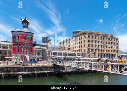 Vue vers la tour de l'horloge à la V&A Waterfront, Cape Town, Western Cape, Afrique du Sud Banque D'Images