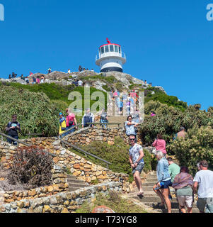 Escalade les touristes les étapes jusqu'à l'ancien phare du cap Point, Cap de Bonne Espérance, Western Cape, Afrique du Sud Banque D'Images
