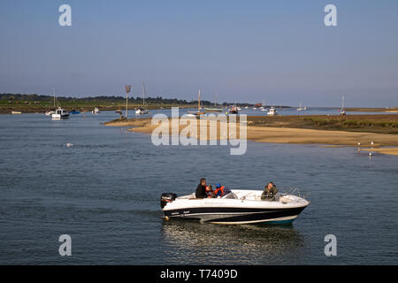 Le grincement des bateaux menant au port de la ville de Wells-next-the-Sea dans North Norfolk, England, UK Banque D'Images