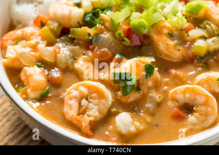 Maison de crevettes épicées à la Cajun Etouffee avec du riz blanc Banque D'Images