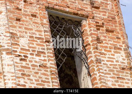 Les murs de l'église détruite russe de brique rouge Banque D'Images