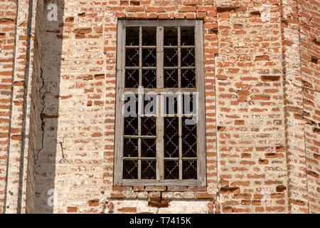 Les murs de l'église détruite russe de brique rouge Banque D'Images