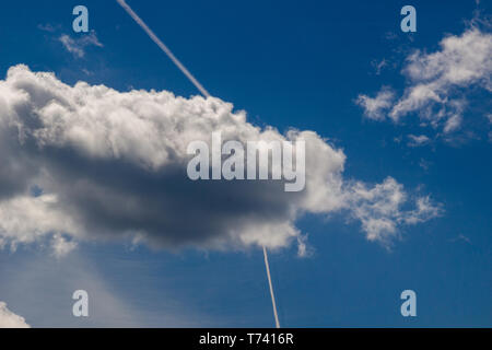 Les avions ne laisse trace sur ciel bleu clair. Vue de dessous sur les sentiers à partir de nombreux avion. Concept de voyage Banque D'Images