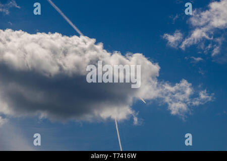 Les avions ne laisse trace sur ciel bleu clair. Vue de dessous sur les sentiers à partir de nombreux avion. Concept de voyage Banque D'Images