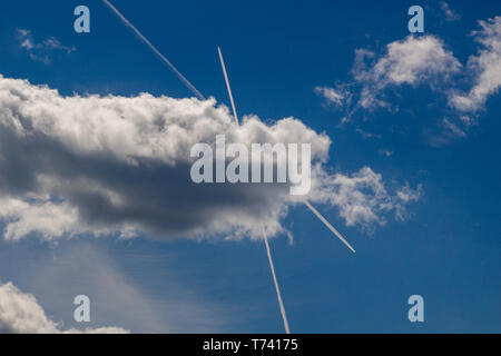 Les avions ne laisse trace sur ciel bleu clair. Vue de dessous sur les sentiers à partir de nombreux avion. Concept de voyage Banque D'Images