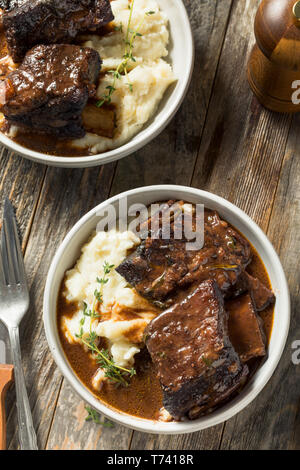 Bouts de côtes de Bœuf braisée faits maison avec de la sauce et des pommes de terre Banque D'Images