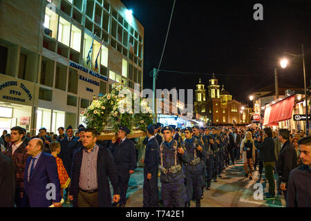 Assister à la foule du vendredi saint orthodoxe chrétienne commémoration procession épitaphe avec fidèles portant une croix en bois dans la vieille ville de Kalamata Banque D'Images