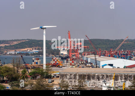 Sihanoukville, Cambodge - 15 mars 2019 - terminal conteneurs de Sihanoukville Port Autonome sous ciel bleu. Grues rouge et blanc des entrepôts. H vert Banque D'Images