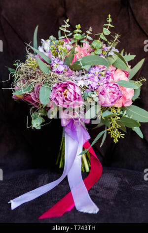 Les Pivoines rose avec roses dans un luxueux bouquet de la mariée Banque D'Images