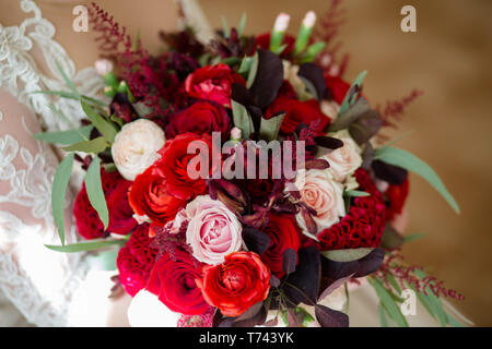 Méconnaissable bride holding a bouquet de mariage raffiné de roses rouges et roses Banque D'Images