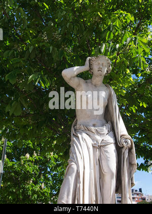 Une statue d'une femme en face de la Torres de Colon Paseo de Recoletos, près de la Plaza de Colon ou Columbus square downtown de Madrid Banque D'Images