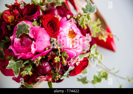 Roses rouges avec pivoines rose dans le bouquet de mariée Banque D'Images