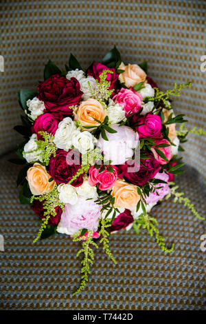 Boutons de roses et de pivoines dans un luxueux mariage bouquet Banque D'Images