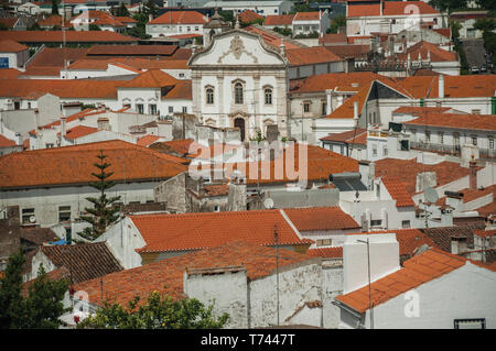Paysage urbain avec de vieilles maisons blanches vu de la colline du château à Estremoz. Une petite ville avec des bâtiments de marbre sur l'est du Portugal. Banque D'Images