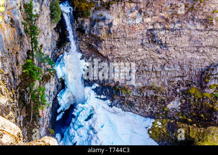 Le spectaculaire et la glace en hiver de cône de neige en bas de Spahats Falls sur Spahats Creek dans le parc provincial Wells Gray près de Clearwater, BC, Canada Banque D'Images