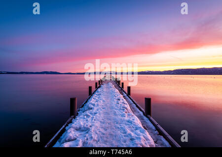 Sunrise de Valhalla Pier à South Lake Tahoe Banque D'Images