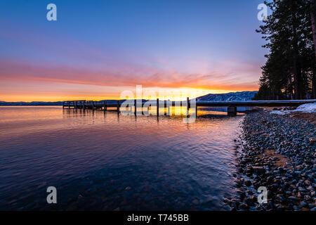 Sunrise de Valhalla Pier à South Lake Tahoe Banque D'Images