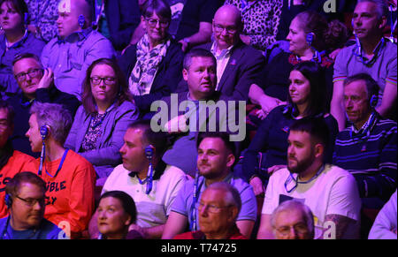 Un membre du public (centre) est invité à quitter le théâtre au début de la session du soir entre David Gilbert et John Higgins pendant quatorze jours du championnat du monde 2019 Betfred au creuset, Sheffield. Banque D'Images