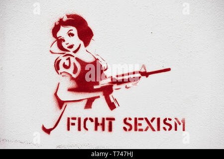 Nicosie, Chypre - 25 janvier 2019 : la lutte contre le sexisme, Cendrillon avec M16 - graffiti pochoir à Nicosia Banque D'Images