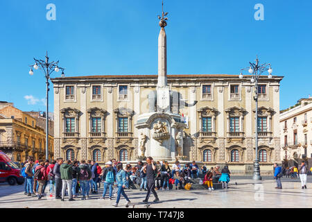 Catane, Italie - 15 mars 2019 : Les gens de la Piazza del Duomo, près de Fontana dell Elefante - symbole de la ville de Catane Banque D'Images