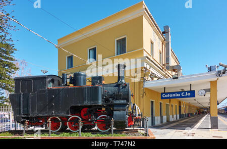 Catane, Italie - 17 mars 2019 : vieille locomotive à vapeur et de l'édification de la gare principale à Catane (Catania Centrale), Sicile, Italie Banque D'Images