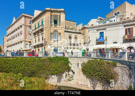 Syracuse, Italie - 17 mars 2019 : Front de mer à l'île d'Ortygie - la vieille ville de Syracuse Banque D'Images