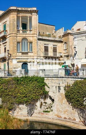 Syracuse, Italie - 17 mars 2019 : Front de mer, dans le quartier d'Ortygie - la vieille ville de Syracuse Banque D'Images