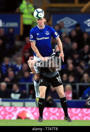 Burnley's Ashley Barnes (à droite) et d'Everton's Michael Keane bataille pour la balle au cours de la Premier League match à Goodison Park, Liverpool. Banque D'Images