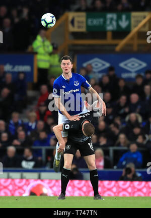 Burnley's Ashley Barnes (à droite) et d'Everton's Michael Keane bataille pour la balle au cours de la Premier League match à Goodison Park, Liverpool. Banque D'Images