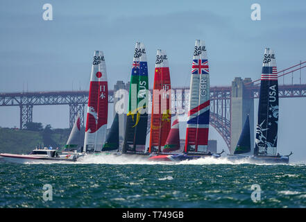 Les six catamarans F50 de l'aligner avec la toile de fond le Golden Gate Bridge pour le début de l'une des pratique de la flotte des courses. Saison 1 SailGP 2 événement événement à San Francisco, Californie, États-Unis. Banque D'Images