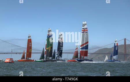 Les six catamarans F50 de l'aligner avec la toile de fond le Golden Gate Bridge pour le début de l'une des pratique de la flotte des courses. Saison 1 SailGP 2 événement événement à San Francisco, Californie, États-Unis. Banque D'Images