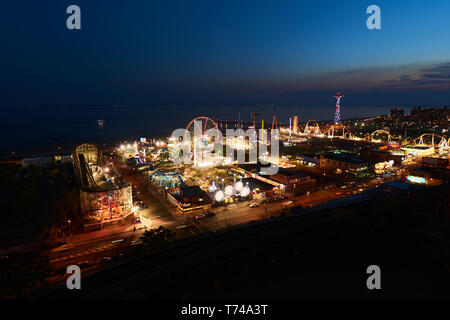 Avis de Coney Island et le Luna Park la nuit vue d'en haut ; New York City, New York, États-Unis d'Amérique Banque D'Images