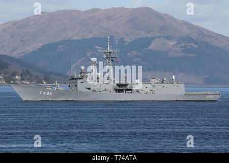 TCG Gökova (F496), un Gabya-classe (ou G-class frigate) exploité par la marine turque, passant Gourock au début de l'exercice Joint Warrior 19-1. Banque D'Images