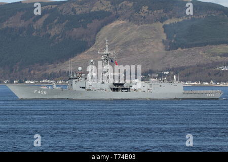 TCG Gökova (F496), un Gabya-classe (ou G-class frigate) exploité par la marine turque, passant Gourock au début de l'exercice Joint Warrior 19-1. Banque D'Images