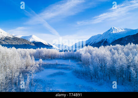 Des pics des montagnes pittoresques de l'hiver et la vallée en Alaska, Portage Valley dans le centre-sud de l'Alaska, Anchorage, Alaska, États-Unis d'Amérique Banque D'Images